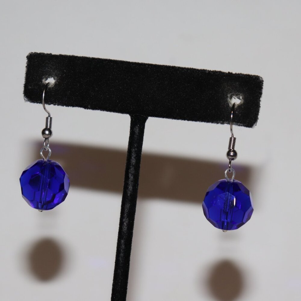 💙✨ NWOT Silver & Blue Glass Beaded Hook Earrings · 1.25" Dangle · shimmering
